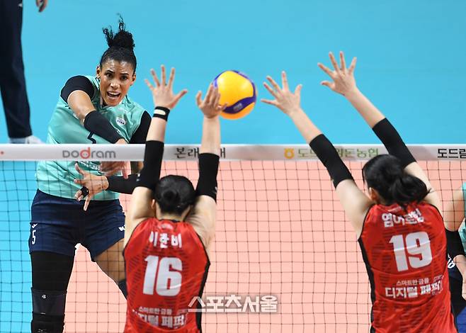 GS칼텍스 실바(왼쪽)가 19일 장충체육관에서 열린 2024-2025 V리그 여자부 페퍼저축은행과 경기에서 스파이크 공격을 하고 있다. 2025. 1. 19.  장충 | 박진업 기자 upandup@sportsseoul.com