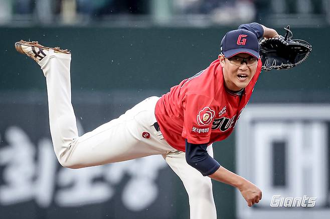 롯데 박세웅이 5일 부산 사직구장에서 열린 2025 KBO리그 정규시즌 두산전서 공을 던지고 있다. 사진 | 롯데 자이언츠