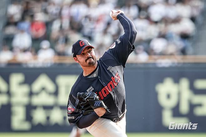 롯데 선발 감보아가 8일 잠실구장에서 열린 2025 KBO리그 두산전에서 힘차게 공을 던지고 있다. 사진 | 롯데 자이언츠