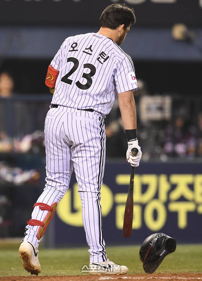 LG 오스틴이 삼진을 당한 뒤 돌아선 모습. 잠실 | 박진업 기자 upandup@sportsseoul.com