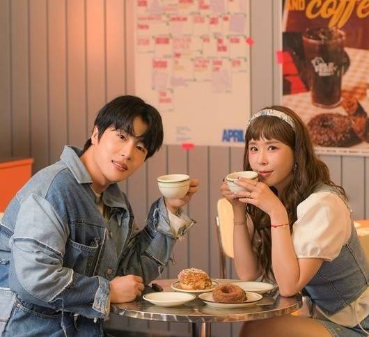 (왼쪽부터) 문원, 신지. 사진 | 제이지스타