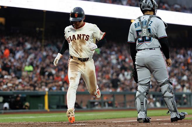 5회말 크리스티안 코스의 희생플라이로 득점을 올리고 있는 이정후. Imagn Images연합뉴스