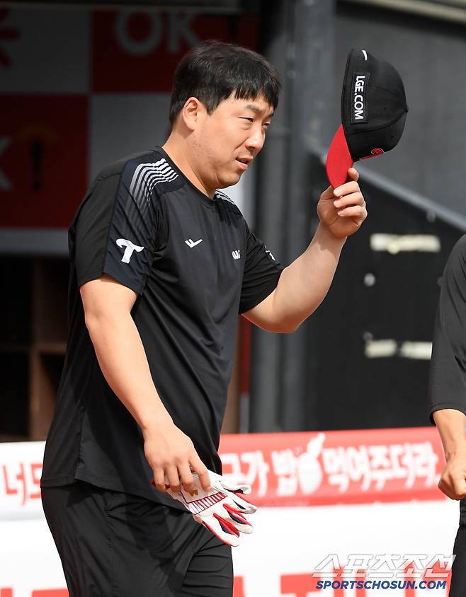 이때 김현수 천성호 향해 장난을 치며 웃음을 자아냈다.