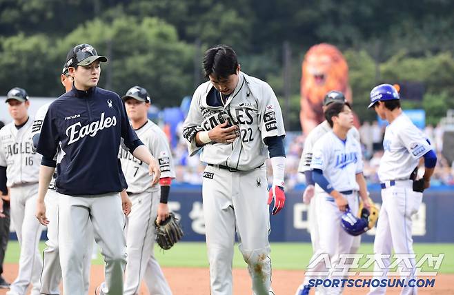 26일 대구 삼성라이온즈파크에서 열린 삼성과 한화의 경기. 1회 수비 도중 부상으로 교체되고 있는 한화 채은성 1루수. 대구=송정헌 기자songs@sportschosun.com/2025.06.26/