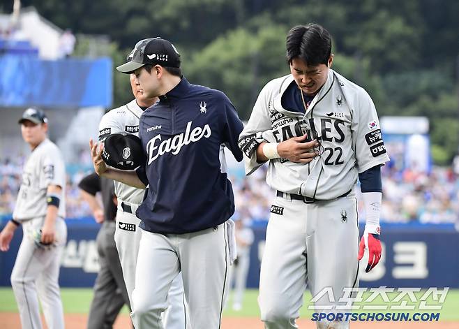 26일 대구 삼성라이온즈파크에서 열린 삼성과 한화의 경기. 1회 수비 도중 부상으로 교체되고 있는 한화 채은성 1루수. 대구=송정헌 기자songs@sportschosun.com/2025.06.26/