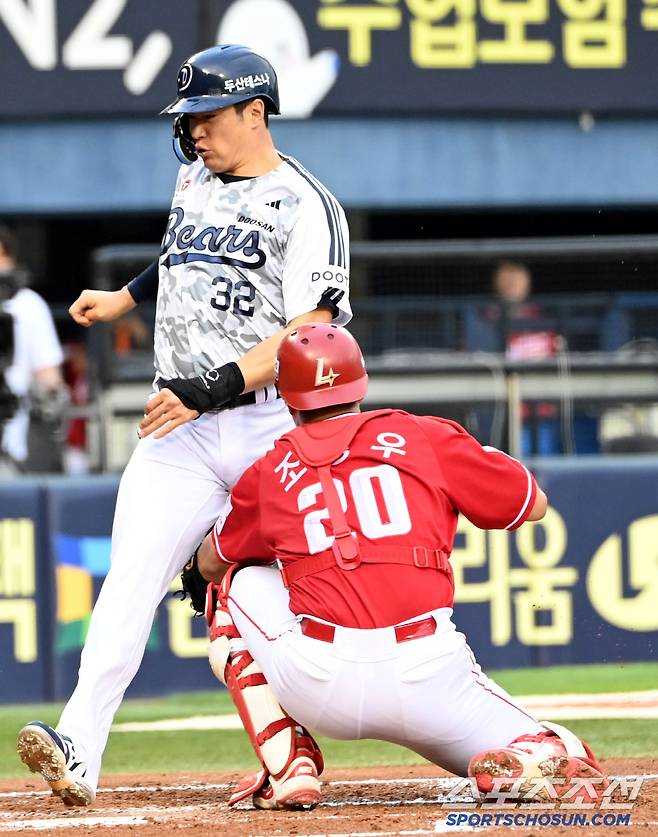김재환의 다리 사이로 들어간 조형우의 태그