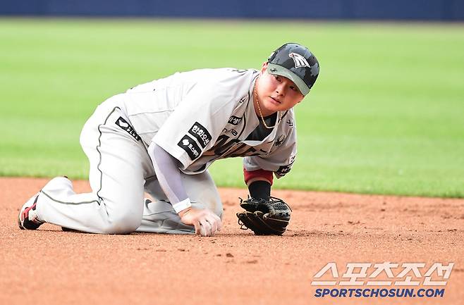 25일 대구 삼성라이온즈파크에서 열린 삼성과 한화의 경기. 1회말 2사 만루. 양도근의 강습타구를 잡아낸 한화 이도윤 2루수. 대구=송정헌 기자songs@sportschosun.com/2025.06.25/
