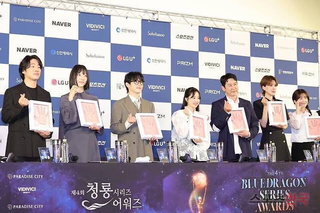 제4회 청룡시리즈어워즈(Blue Dragon Series Awards)의 핸드프린팅 행사에 참석한 배우 안재홍, 금해나, 임시완, 박보영, 신동엽, 장도연, 윤가이. 25.6.25 ⓒ이혜영 기자 lhy@hankooki.com