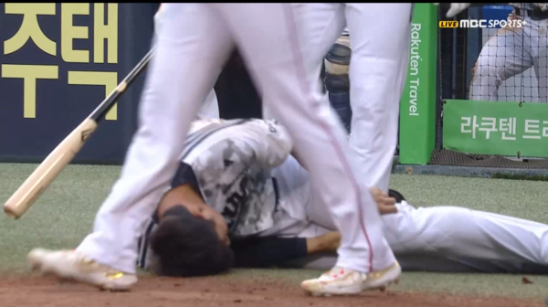 충돌 후 쓰러진 김재환ⓒMBC스포츠 플러스 중계화면 캡처