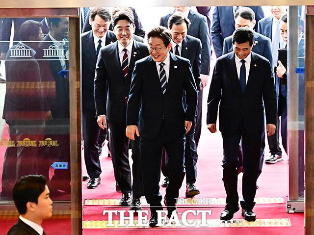 이재명 대통령이 26일 오전 서울 여의도 국회에서 추가경정예산(추경)안 시정연설을 하기 위해 이동하고 있다.