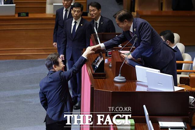이재명 대통령이 26일 오전 국회 본회의장에서 추가경정예산에 대한 시정연설을 마친 뒤 우원식 국회의장과 악수하고 있다. /국회사진기자단