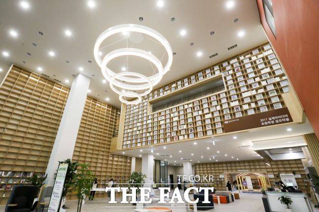 부천시별빛마루도서관 1층 로비 전경./부천시