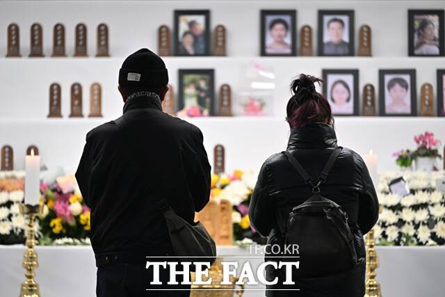 전남 무안공항에서 발생한 제주항공 여객기 참사 유가족들이 다음 달부터 대통령실 앞에서 1인 시위를 벌인다. 이들은 희생자 179명을 추모하기 위해 179일간 거리에 나설 계획이다. 사진은 지난 2월15일 제주항공 참사 희생자 49재 합동위령제에 참석한 유족들이 합동분향소를 찾아 추모하고 있는 모습. /이새롬 기자