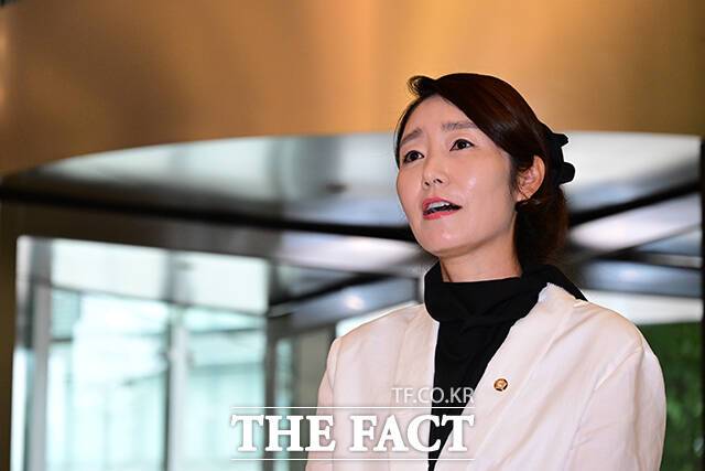 강선우 여성가족부 장관 후보자는 이날 지명 소감에 앞서 부산 화재 사망 사건을 언급하며 "정치를 업으로 삼고 있는 사람 중 한 명으로서 죄송하다는 말씀 올린다"고 고개숙였다.