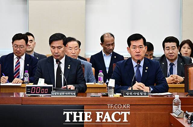 추경안 의결에 대한 인사말 하는 석종건 방위사업청장(오른쪽).