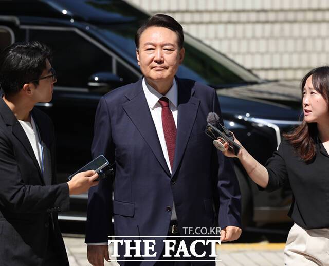윤석열 전 대통령이 23일 오전 서울 서초구 서울중앙지방법원에서 내란 우두머리 혐의 사건 8차 공판에 출석하고 있다. /사진공동취재단