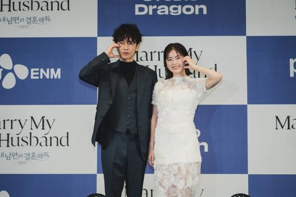 배우 사토 타케루(왼쪽)와 코시바 후우카가 26일 오후 4시 서울 구로구 라마다 호텔에서 열린 '내 남편과 결혼해줘' 일본판 제작발표회에 참석해 포즈를 취하고 있다. /CJ ENM