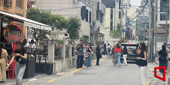 오전 11시께 압구정로데오역 인근 베이커리 카페 앞에서 입장을 기다리고 있는 사람들. 이은서 기자