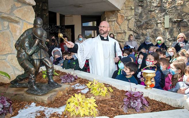 2021년 10월 20일 캔자스주 성 프란치스코 성당에서 열린 에밀 카폰 신부 동상의 제막식 및 축복식. /천주교 위치타 교구