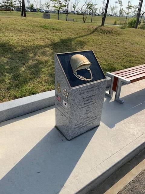 평택 캠프 험프리스 미군기지에 건립된 에밀 카폰 신부의 추모비. 그가 쓰던 철모를 형상화했고, 태극기와 성조기가 함께 붙어있다./전인범 전 특전사령관 제공