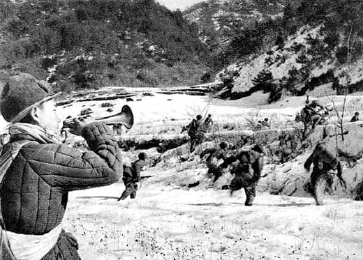6·25전쟁 당시 ‘지평리 전투’에서 중공군이 퇴각하는 모습. 지평리 전투는 1951년 2월 경기 양평군 지평리에서 벌어졌다. 유엔군이 남하하는 중공군과 싸워 이겼다. /지평리를 사랑하는 모임