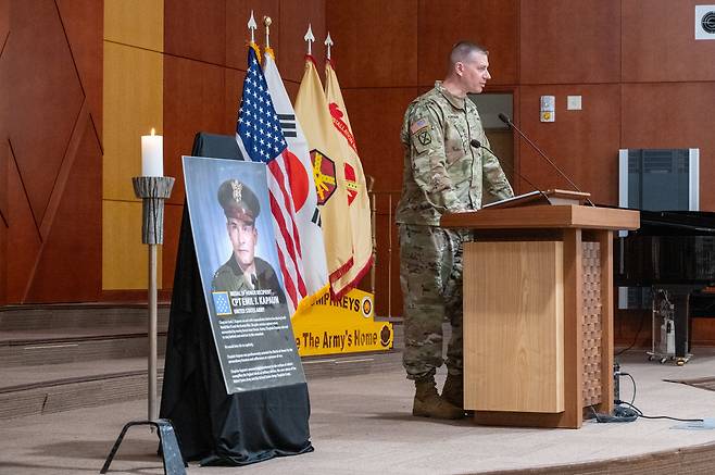 지난 5일 열린 카폰 예배당 공식 명명식에서 라이언 워크맨 캠프 험프리스 기지 사령관이 기념사를 하고 있다./주한미군