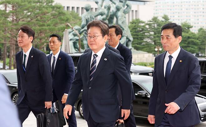 이재명 대통령이 26일 서울 여의도 국회에서 시정연설을 하기 위해 입장하고 있다./남강호 기자