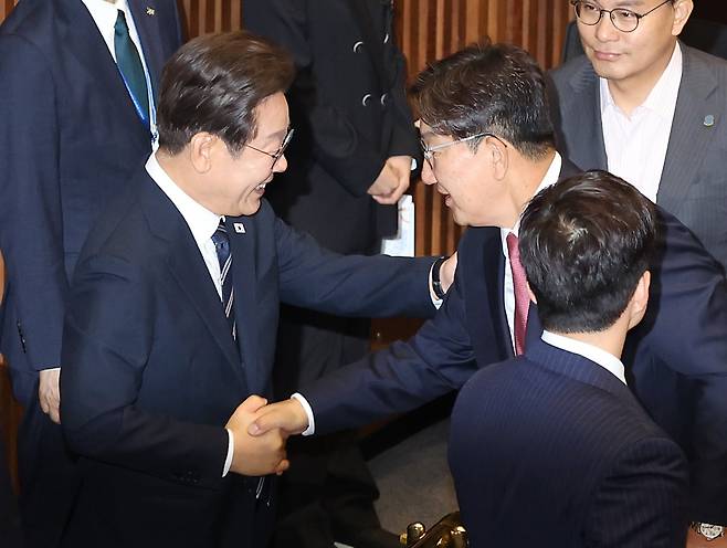 이재명 대통령이 26일 서울 여의도 국회 본회의장에서 추가경정예산(추경) 시정연설을 마친 후 권성동 국민의힘 의원과 악수하고 있다. /남강호 기자