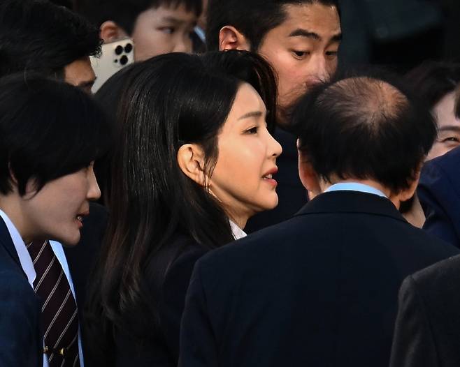 윤석열 전 대통령 부인 김건희 여사가 서울 서초구 서초동 자택 앞에서 지지자들과 인사를 나누고 있다. /뉴스1