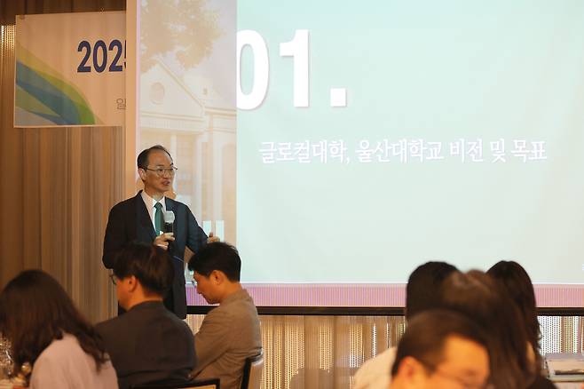 조지운 울산대 교학부총장이 26일 울산 롯데호텔에서 울산의대 학습장을 올 연말까지 울산으로 이전하는 계획에 대해 설명하고 있다. /울산대