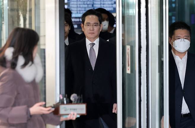 이재용 삼성전자 회장이 지난 2월 3일 서울 서초 서울고등법원에서 열린 '경영권 불법 승계' 의혹 자본시장과금융투자업에관한법률위반등 항소심 선고공판에서 무죄를 선고받은 후 법정을 나서고 있다./뉴스1