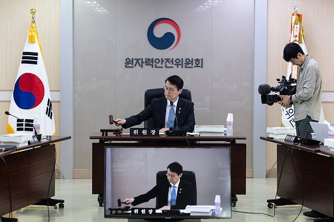 최원호 원자력안전위원회 위원장이 26일 오전 서울 중구 원자력안전위원회(원안위)에서 열린 제216회 전체회의를 주재하고 있다. 원안위는 이날 전체회의를 통해 고리 1호기 해체 승인(안)을 의결했다./뉴스1