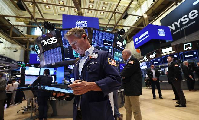 미국 뉴욕증권거래소(NYSE)에서 트레이더들이 모니터를 주시하고 있다. / AFP 연합뉴스