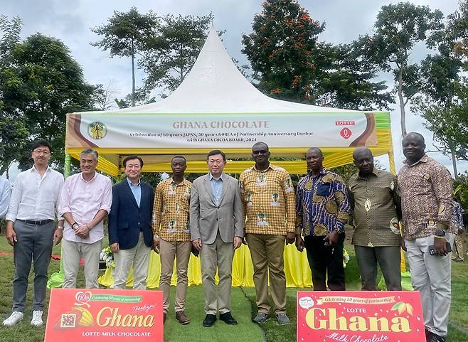 지난해 10월 가나 수훔(Suhum)지역 카카오 농장을 방문한 신동빈 롯데그룹 회장(가운데). /롯데지주 제공
