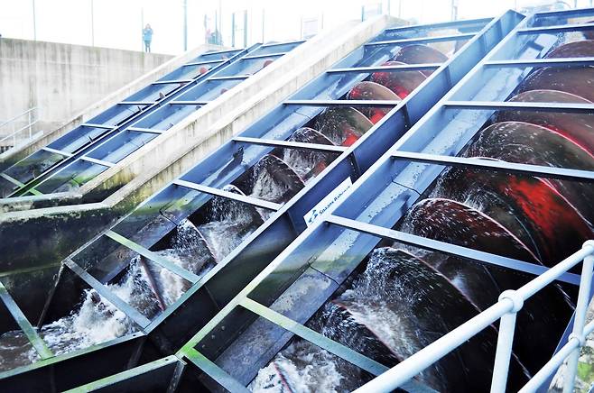 영국 잉글랜드 북부 티(Tees) 강 북쪽 제방에 있는 인공 급류 코스에 있는 양수 펌프. 아르키메데스 나사의 원리를 이용한 것이다./Tees Barrage International White Water Centr