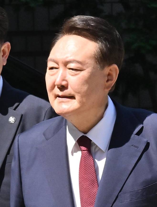 윤석열 전 대통령이 지난 23일 서울 서초구 서울중앙지방법원에서 열린 내란 우두머리 혐의·직권남용 권리행사 방해 혐의 사건 8차 공판에 출석하고 있다. /뉴스1