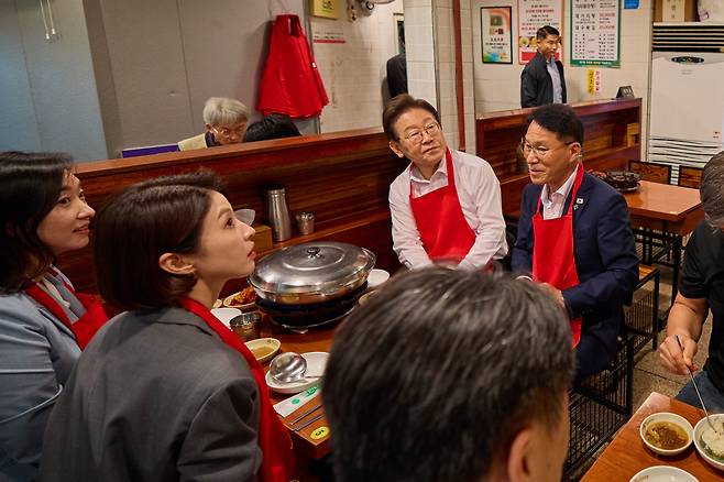 이재명 대통령이 26일 서울의 한 대구탕집을 찾아 점심식사를 하고 있다. /뉴스1