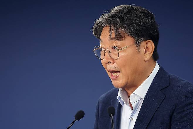 이춘석 국정기획위원회 경제2분과위원장이 지난 25일 오후 서울 종로구 정부서울청사 창성동 별관에서 열린 R&D 예산 등 경제2분과 현안관련 브리핑에서 발언하고 있다. /뉴스1