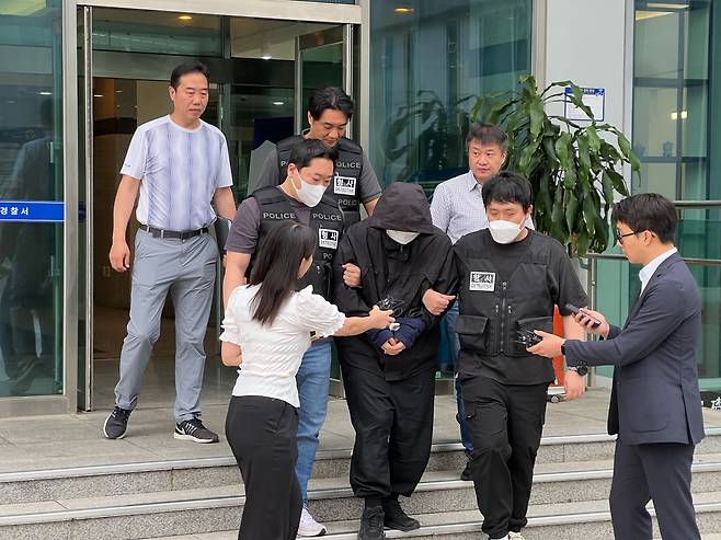 인터넷 커뮤니티에 초등학생 살해 예고글을 올린 박모(28)씨가 26일 서울 중랑경찰서에서 나오고 있다. /뉴스1