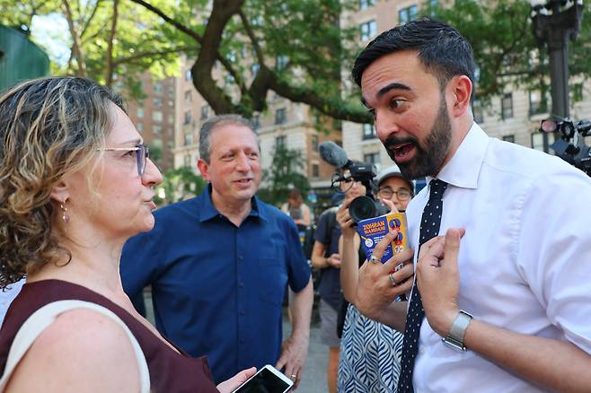 조란 맘다니 뉴욕주 하원의원이 24일 뉴욕시 브로드웨이에서 뉴욕시 회계감사관 겸 시장 후보 브래드 랜더와 함께 유권자들을 맞이하고 있다. /연합뉴스