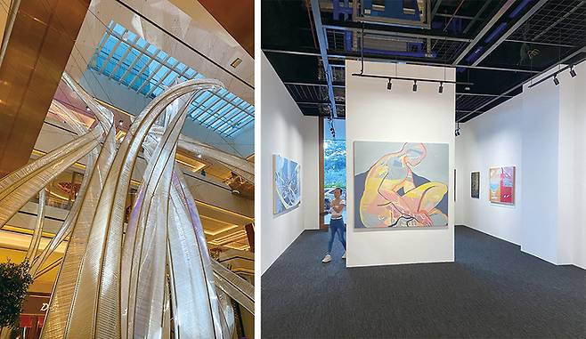 리조트 1층 로비 중앙에 자리한 거대 유리 조각품 ‘맹그로브’, 솔레어 리조트 노스에는 다양한 예술 작품이 있다.