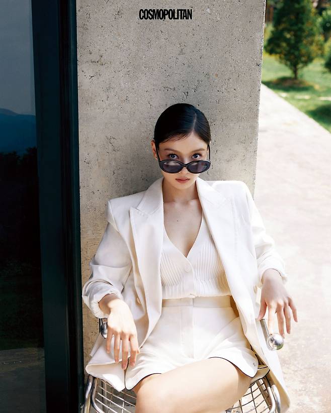 다각형 셰이프의 선글라스 26만원 Max Mara Eyewear by Marcolin. 코튼 재킷 2백60만원대, 베스트 1백만원대, 쇼츠 1백만원대 모두 Max Mara.