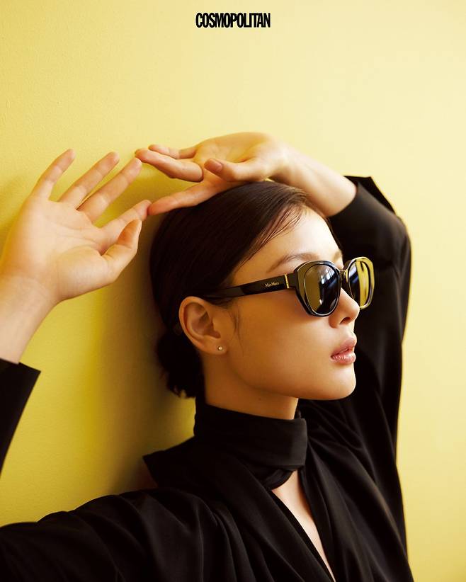 클래식한 블랙 프레임 선글라스 26만원 Max Mara Eyewear by Marcolin. 실크 블라우스 가격미정 Max Mara.