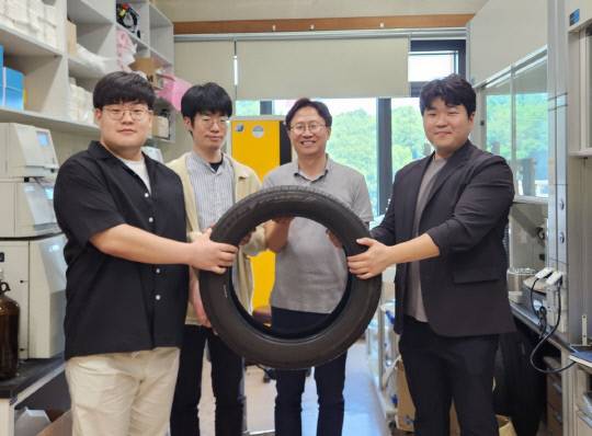 폐타이어를 고무나 나일론 섬유 원료로 쓰이는 고부가가치 화학 원료인 고순도의 고리형 알켄으로 선택적 전환하는 데 성공한 KAIST 화학과 홍순혁 교수 연구팀. (왼쪽부터)최경민 석박사통합과정, 박범순 박사, 홍순혁 교수, 조경일 박사. KAIST 제공