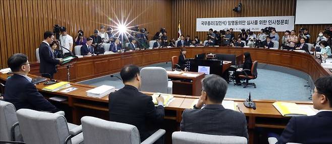 여야 인사청문특위 위원들이 지난 24일 국회에서 열린 총리 후보자 인사청문회에서 김 후보자의 모두발언을 듣고 있다. ⓒ데일리안 홍금표 기자