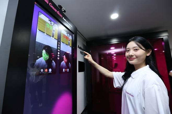 LG유플러스 모델이 합성된 영상의 진위 여부를 파악할 수 있는 AI 기술인 안티딥페이크를 소개하는 모습ⓒLG유플러스