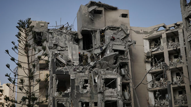 지난 24일 이스라엘 남부 베르셰바에 이란의 미사일이 떨어져 주거 건물이 파괴돼 있다. ⓒAP/뉴시스