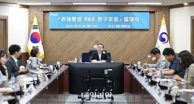 이명구 관세청 차장(가운데)이 26일 정부대전청사에서 개최된 관세행정 연구개발 연구모임 발대식에서 직원들과 이야기를 나누고 있다.ⓒ관세청