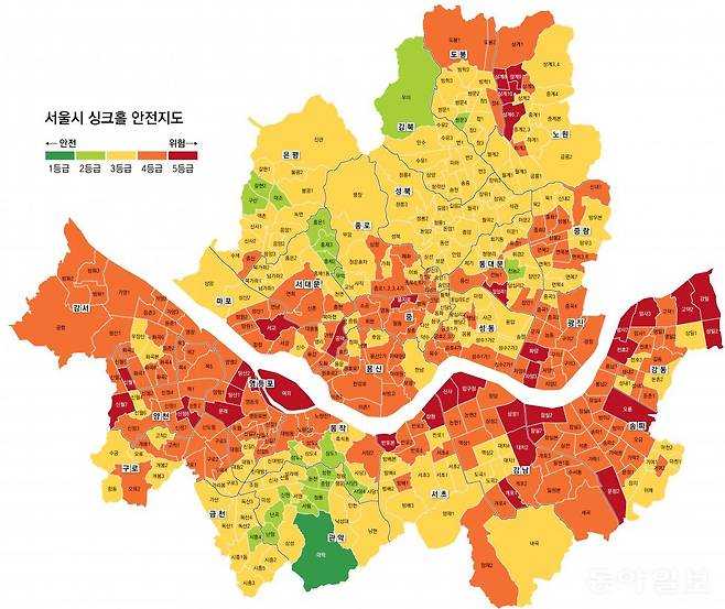 동아일보는 창간 100주년을 맞아 2020년부터 히어로콘텐츠를 선보이고 있습니다. 이번 히어로콘텐츠팀의 ‘크랙: 땅은 이미 경고를 보냈다’는 ‘서울시 싱크홀 안전지도’를 자체 제작, 공개하고 국토교통부 서울시 부산시 등 정부와 지방자치단체가 보유한 싱크홀 자료의 문제점을 파헤쳤습니다.
