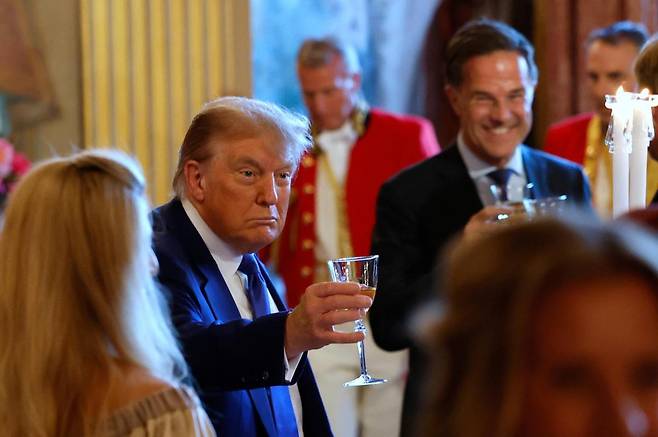 도널드 트럼프 미국 대통령이 24일(현지 시간) 네덜란드 헤이그에서 열린 북대서양조약기구(NATO·나토) 정상회의에 앞서 하위스턴보스궁에서 열린 환영 만찬에 참석해 축배를 들고 있다. 25일 트럼프 대통령은 나토의 집단방위 조항 준수를 묻는 질문에 “(이 조항을) 지지한다. 그래서 내가 여기에 있는 것”이라고 말했다. 그는 전날에는 같은 질문에 확답을 피했고, 다른 나토 회원국들 사이에선 불안감이 커지고 있다는 분석이 나왔다. 헤이그=AP 뉴시스
